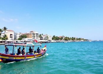 bateau colore sur mer turquoise 6033