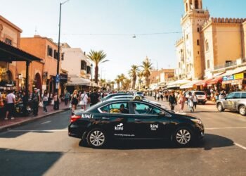voiture kiwi dans rue marocaine 2415
