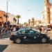 voiture kiwi dans rue marocaine 2415