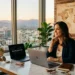 Femme souriante travaillant sur ordinateur portable avec vue panoramique urbaine