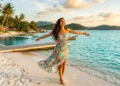 Klook : économisez jusqu'à 50% sur vos vacances Femme heureuse en robe colorée sur plage tropicale