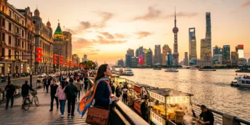 Femme admirant le skyline de Shanghai au coucher du soleil