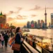 Femme admirant le skyline de Shanghai au coucher du soleil